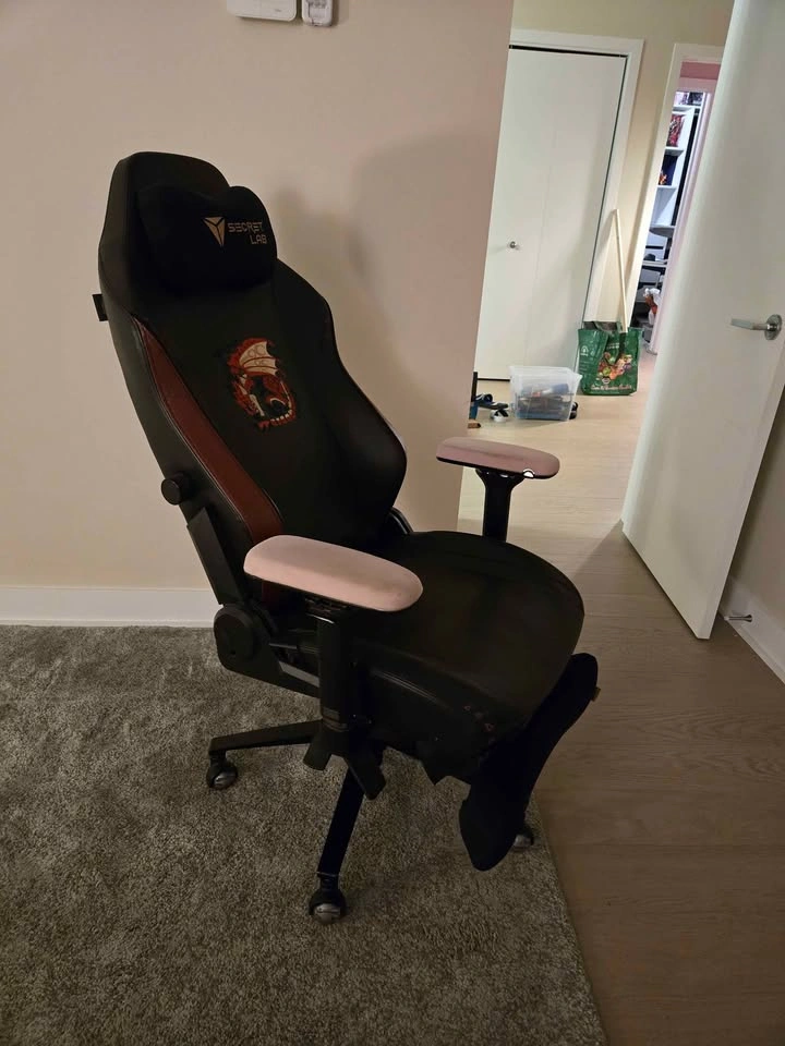 Secretlab chair Monster Hunter edition with leg support - photo 2