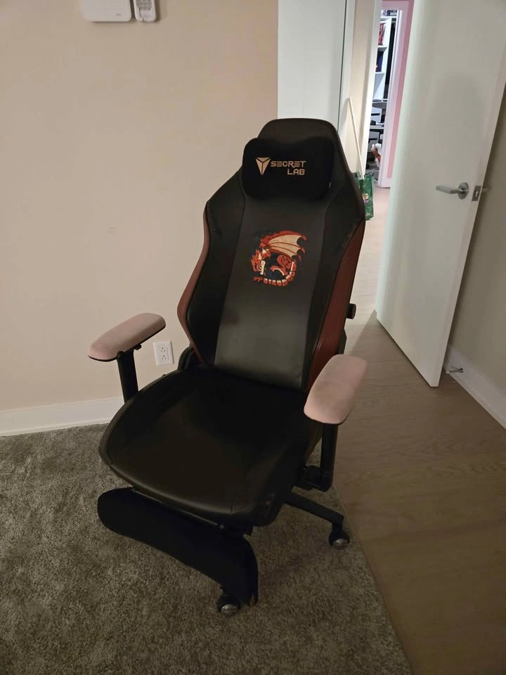 Secretlab chair Monster Hunter edition with leg support - photo 4