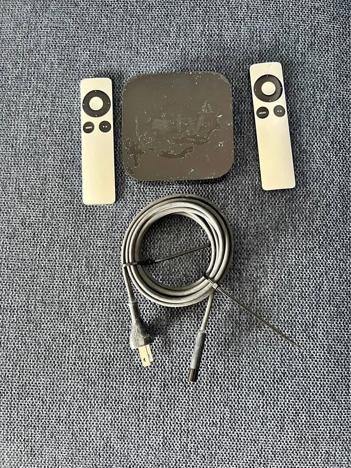Apple TV 3 with 2 remotes