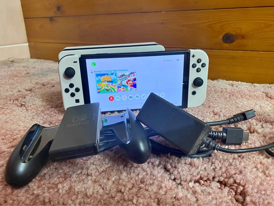 Nintendo Switch OLED Bundle – Excellent Condition – Ready to Pla