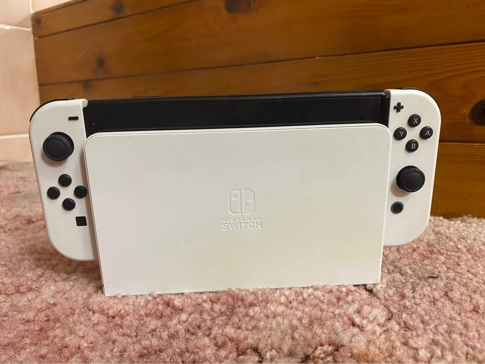 Nintendo Switch OLED Bundle – Excellent Condition – Ready to Pla - photo 2
