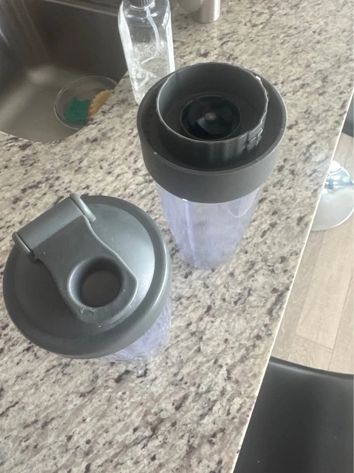 2 Blender Cups w/ Lids - photo 5