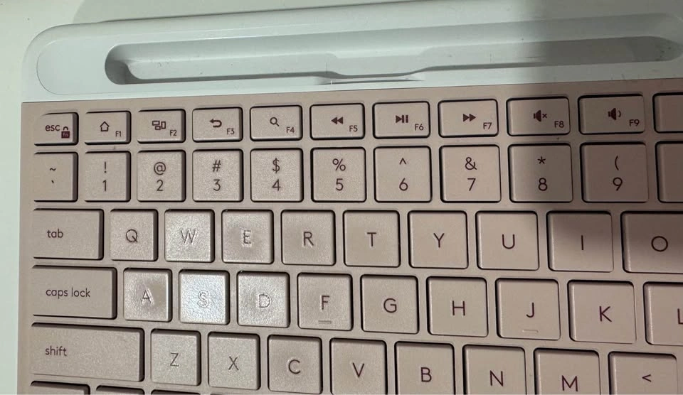 Logitech Pink Wireless Keyboard and Mouse Set - photo 2