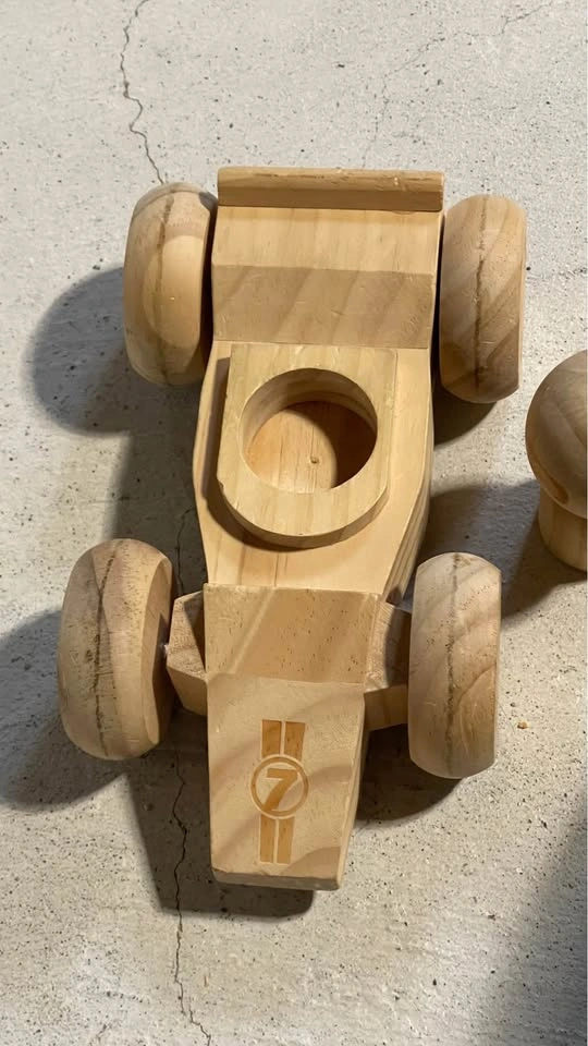 Cool wooden race car with driver - photo 2