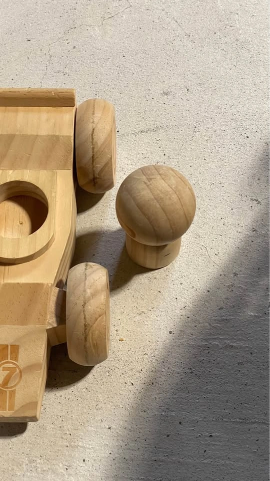 Cool wooden race car with driver - photo 3