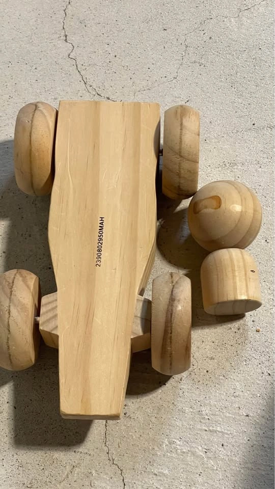 Cool wooden race car with driver - photo 5