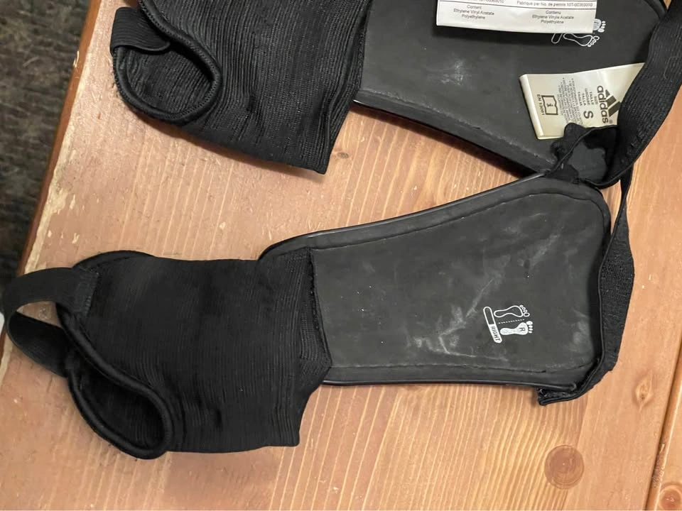 Soccer shin guards kids size small - photo 2