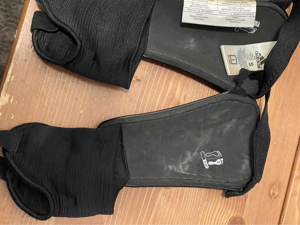 Soccer shin guards kids size small - photo 3