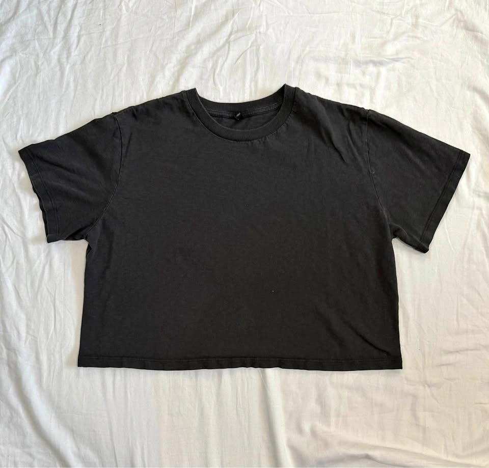 Uniqlo Cropped T-Shirt