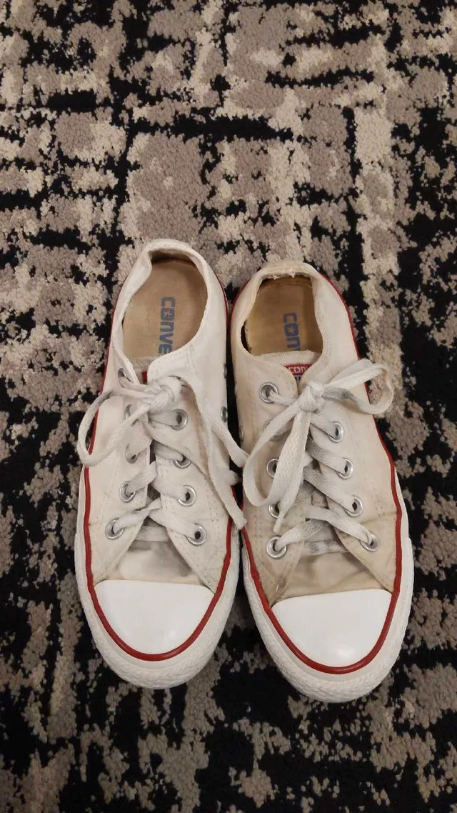 Size 6 white Converse low tops image indicator(3)