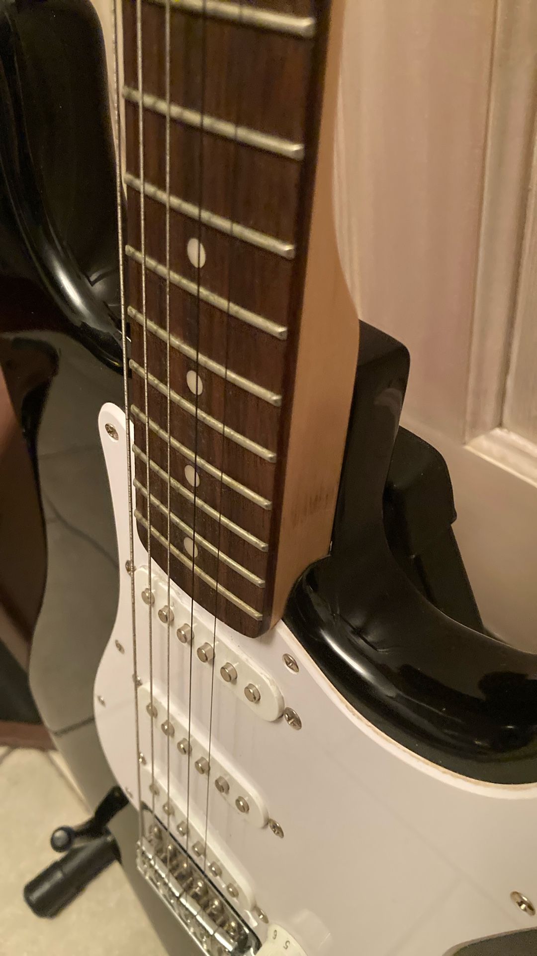 Squier Stratocaster & 15w Amplifier w/Reverb - photo 2