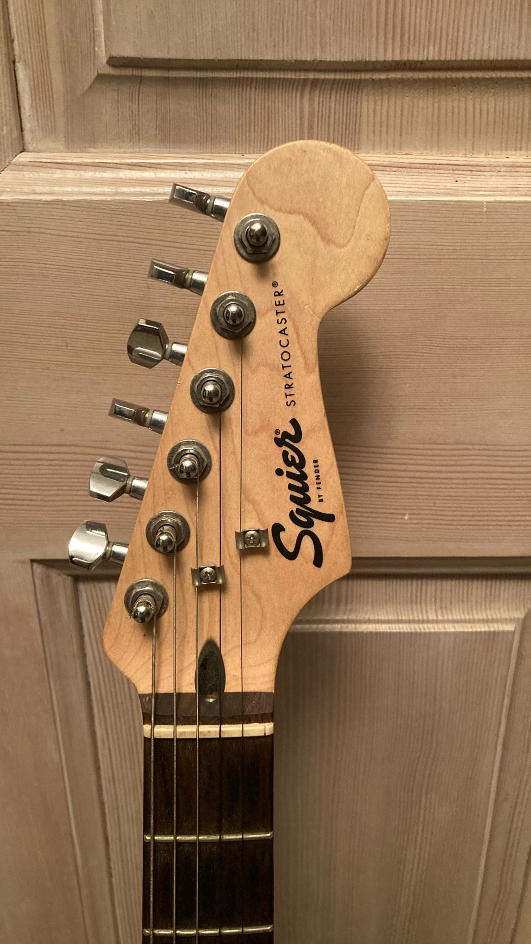 Squier Stratocaster & 15w Amplifier w/Reverb - photo 3