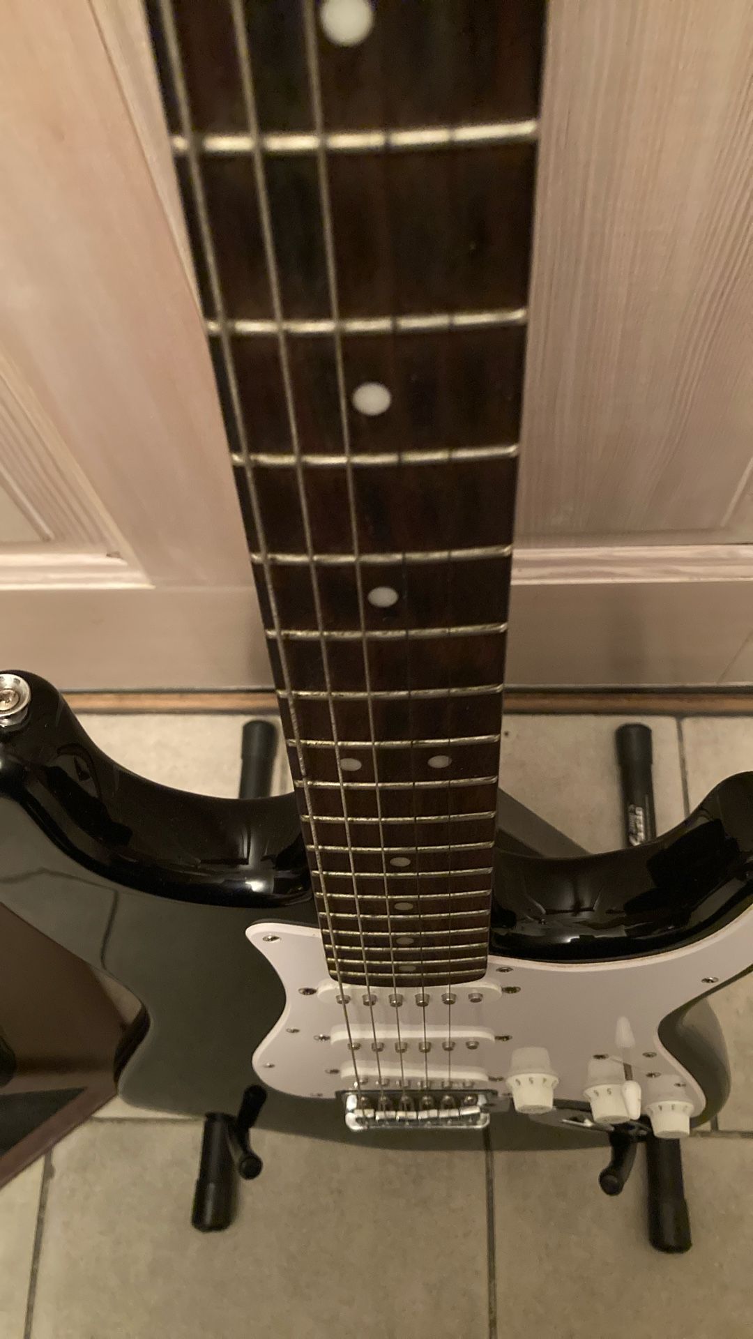 Squier Stratocaster & 15w Amplifier w/Reverb - photo 4