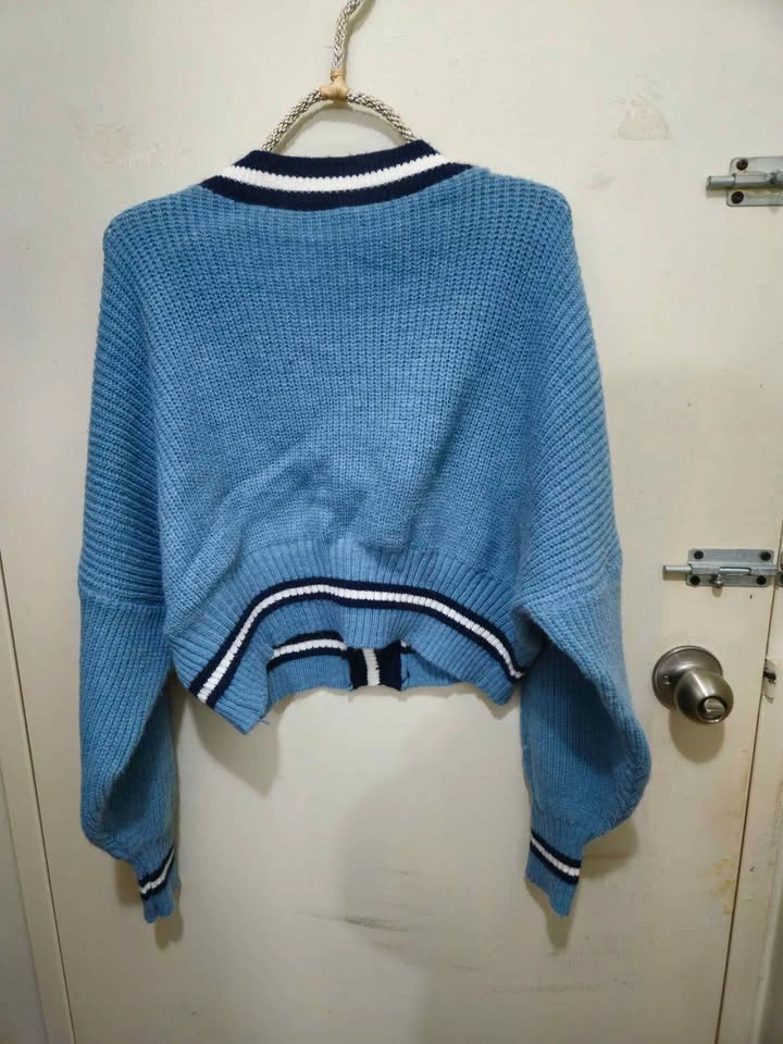 Yesstyle - Dute Cropped Balloon-sleeve V-neck Cardigan - photo 2