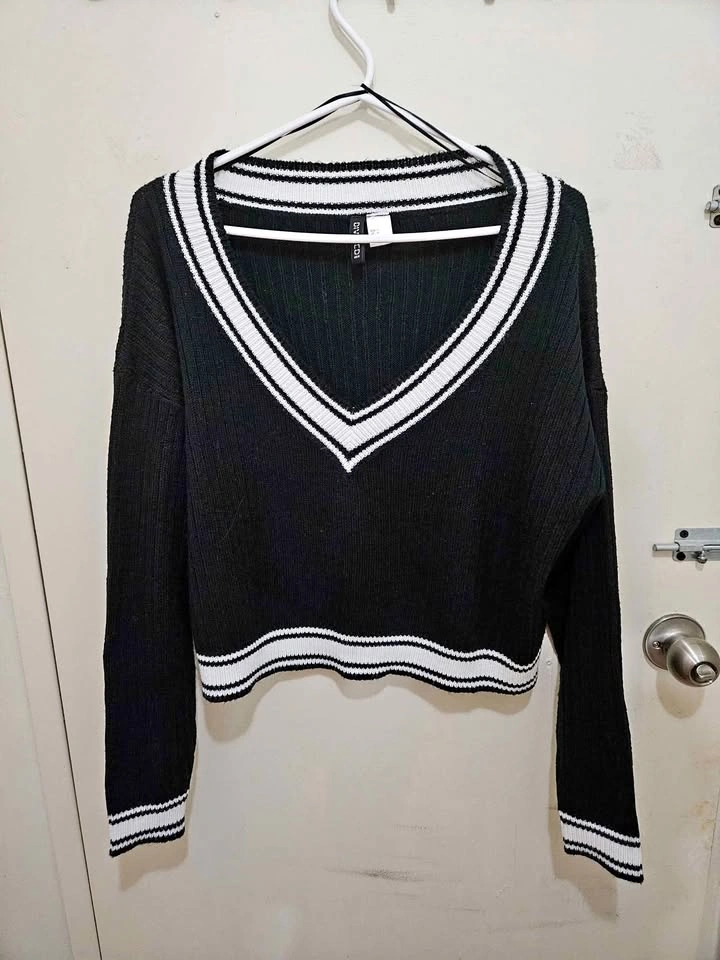Thin V-Neck/Wide-Neck Off the Shoulder Cropped Sweater