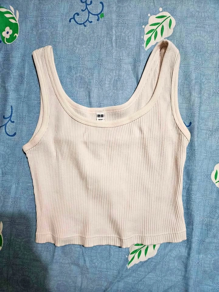 Uniqlo - Off-white Cropped Tank Top