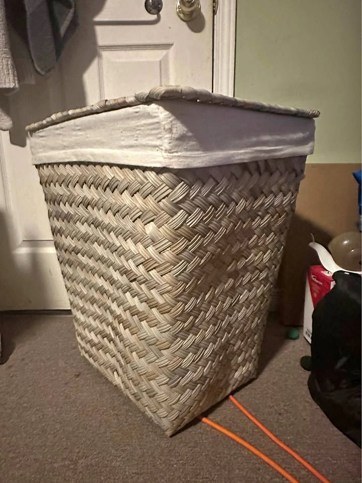 Wicker/woven laundry basket