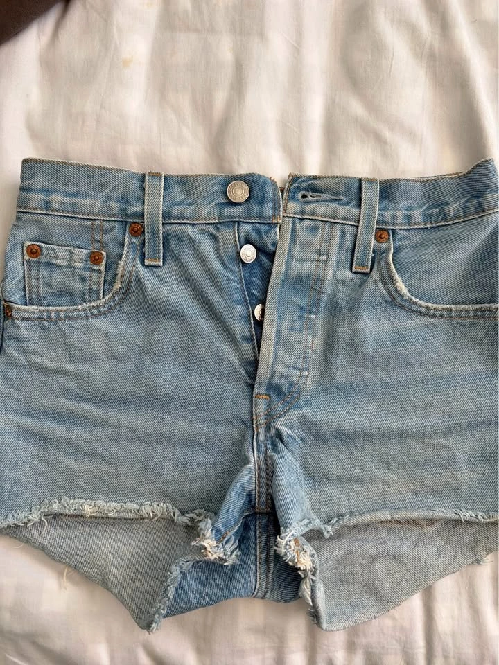 Levis shorts size 23