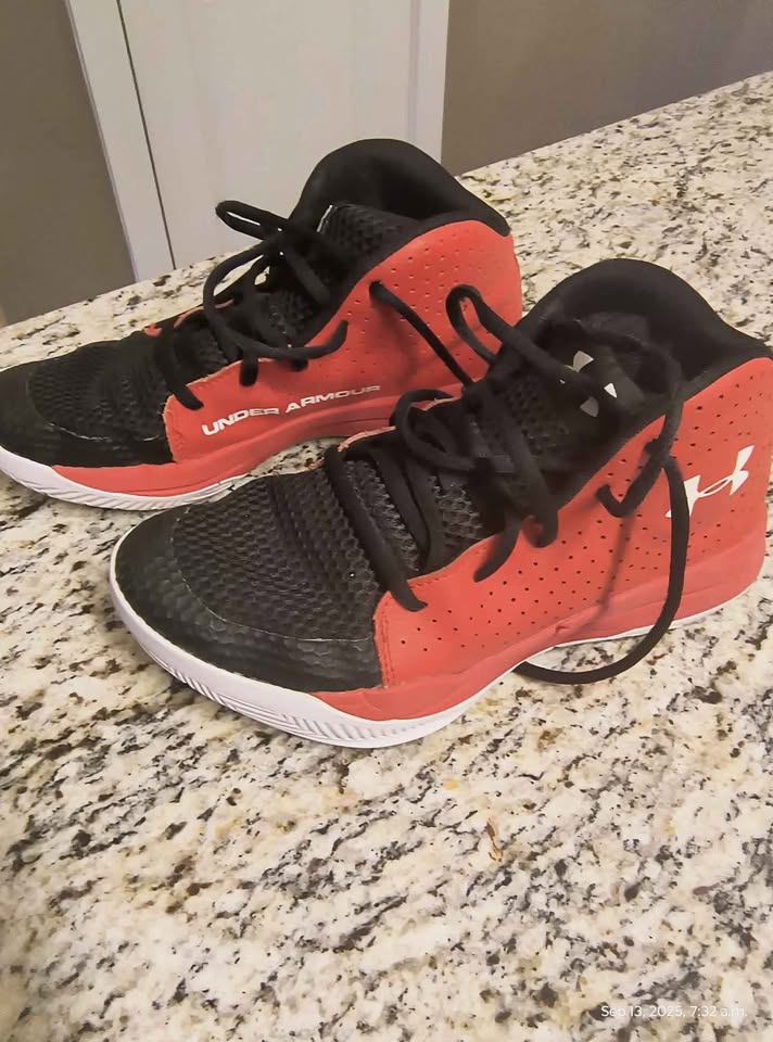 Youth Under Armour Basketball Shoes - 5Y - photo 2