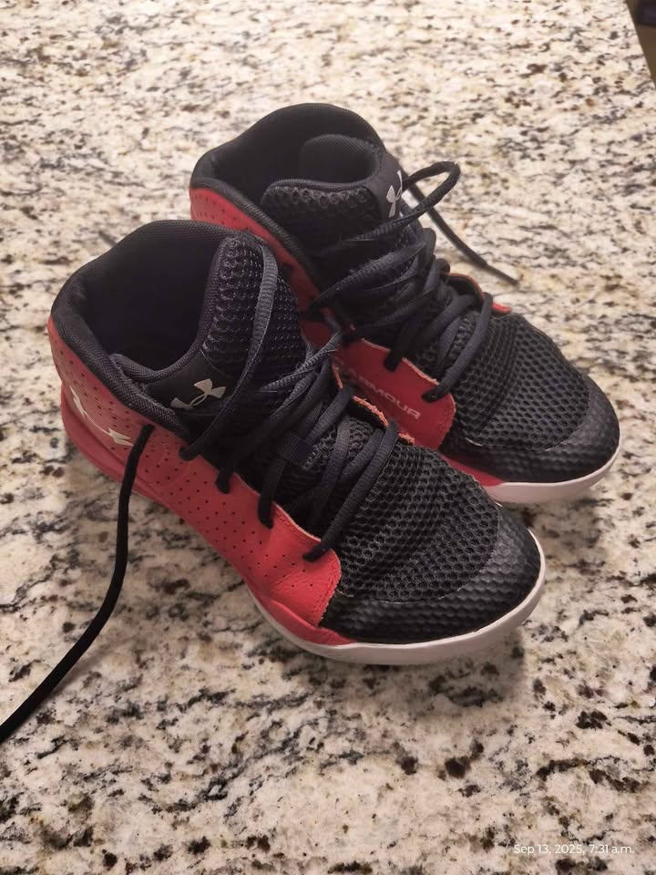 Youth Under Armour Basketball Shoes - 5Y - photo 3