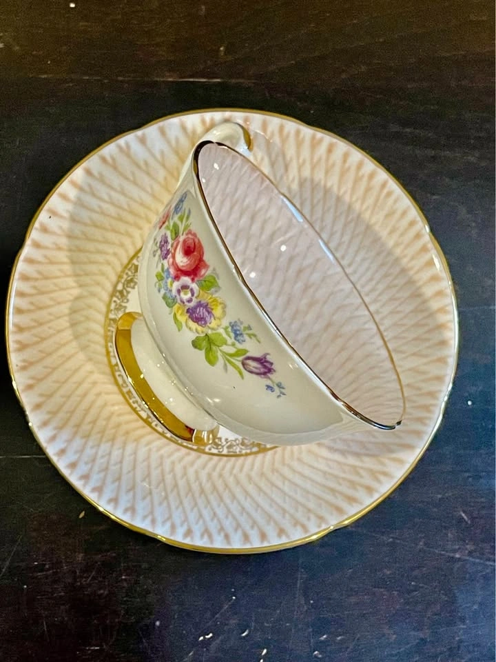 1930s Royal Grafton Basket weave Teacup and Saucer - photo 4