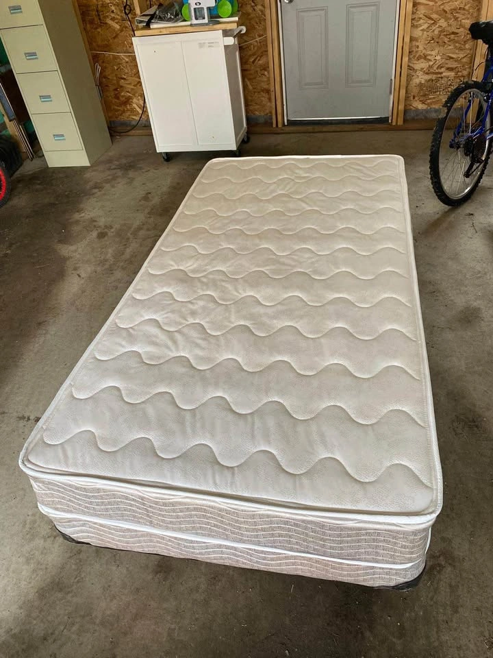 Mattress, Box Spring, Bed Frame - Excellent Condition - photo 2