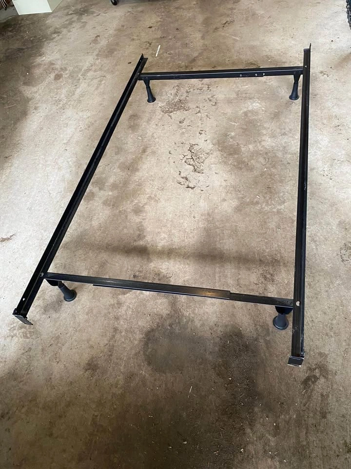 Mattress, Box Spring, Bed Frame - Excellent Condition - photo 3