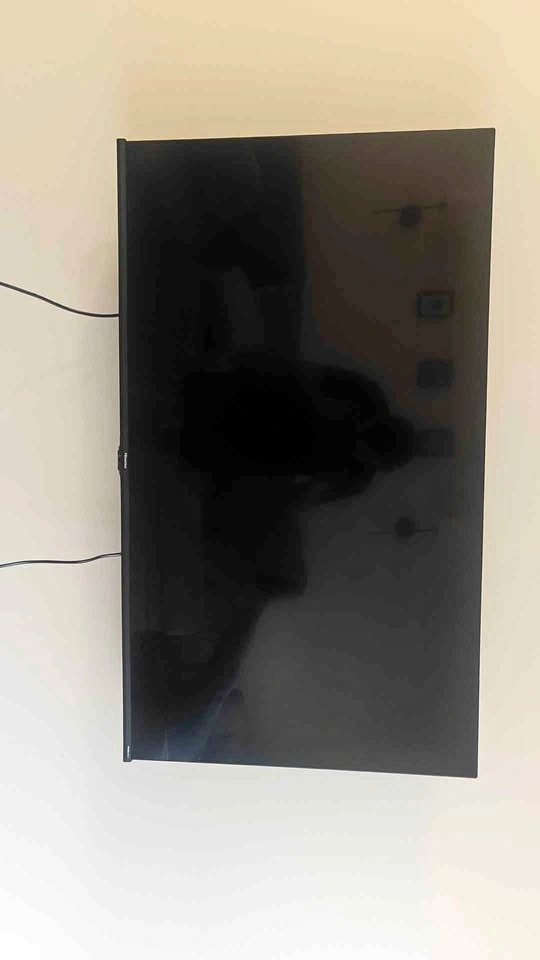 Hisense 50 inch TV with Wall Mount