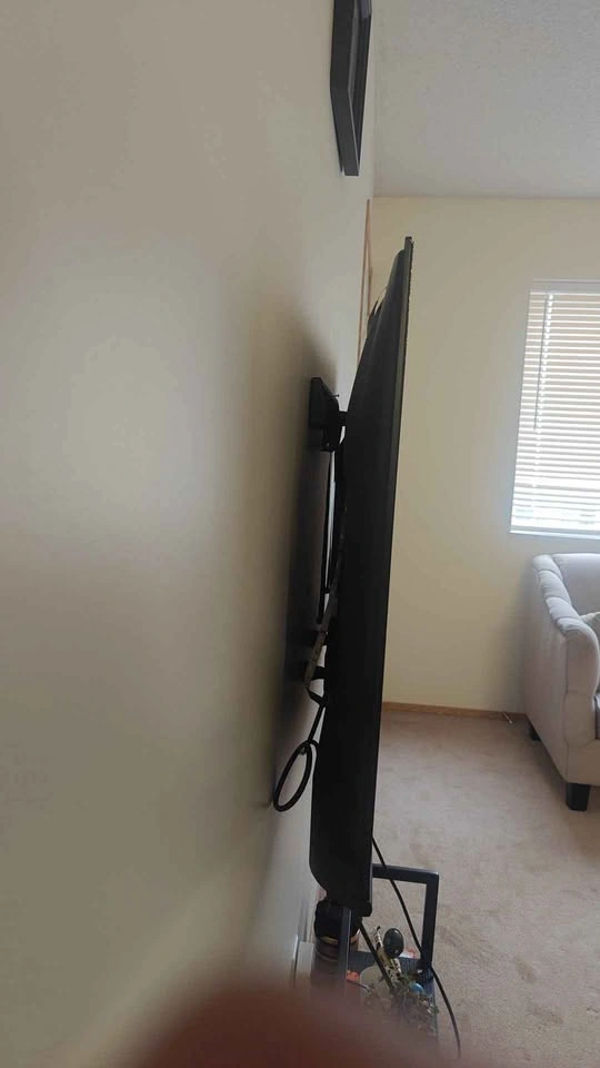 Hisense 50 inch TV with Wall Mount - photo 2