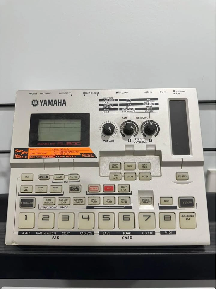 Yamaha SU200 Sampler with 32MB Card