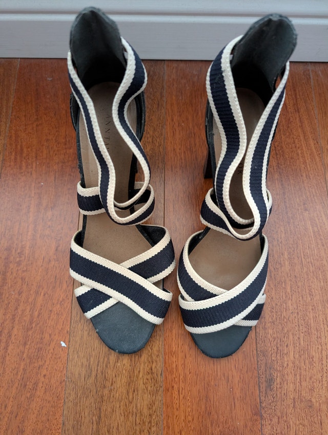 Ann Taylor Navy Blue & Cream Contrast Elastic Heels