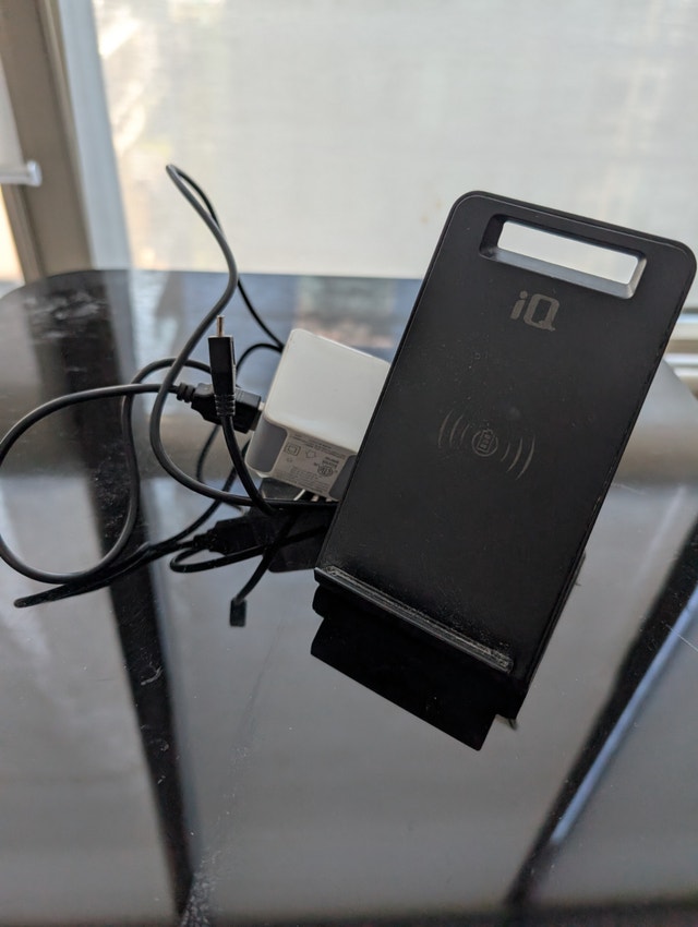 iQ Wireless Qi Charging Stand