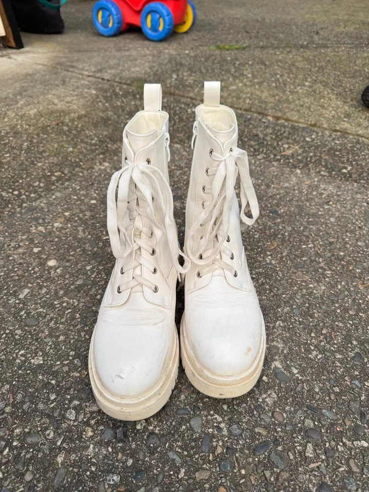 White laced up boots - photo 2