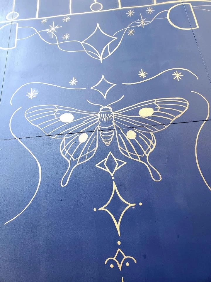 Custom hand painted expandable dining table - photo 3