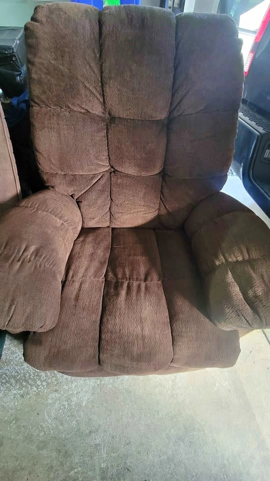 Comfy Brown Manual Swivel Rocker Recliner