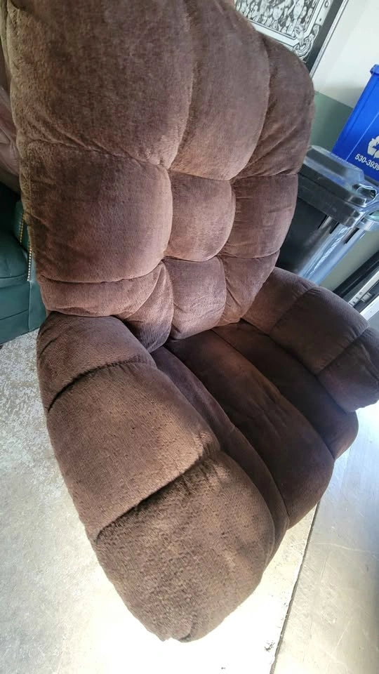Comfy Brown Manual Swivel Rocker Recliner - photo 2