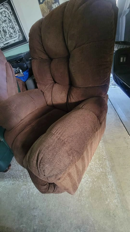 Comfy Brown Manual Swivel Rocker Recliner - photo 3