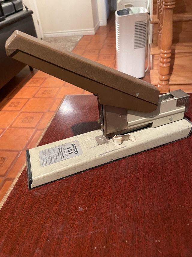 Heavy duty stapler