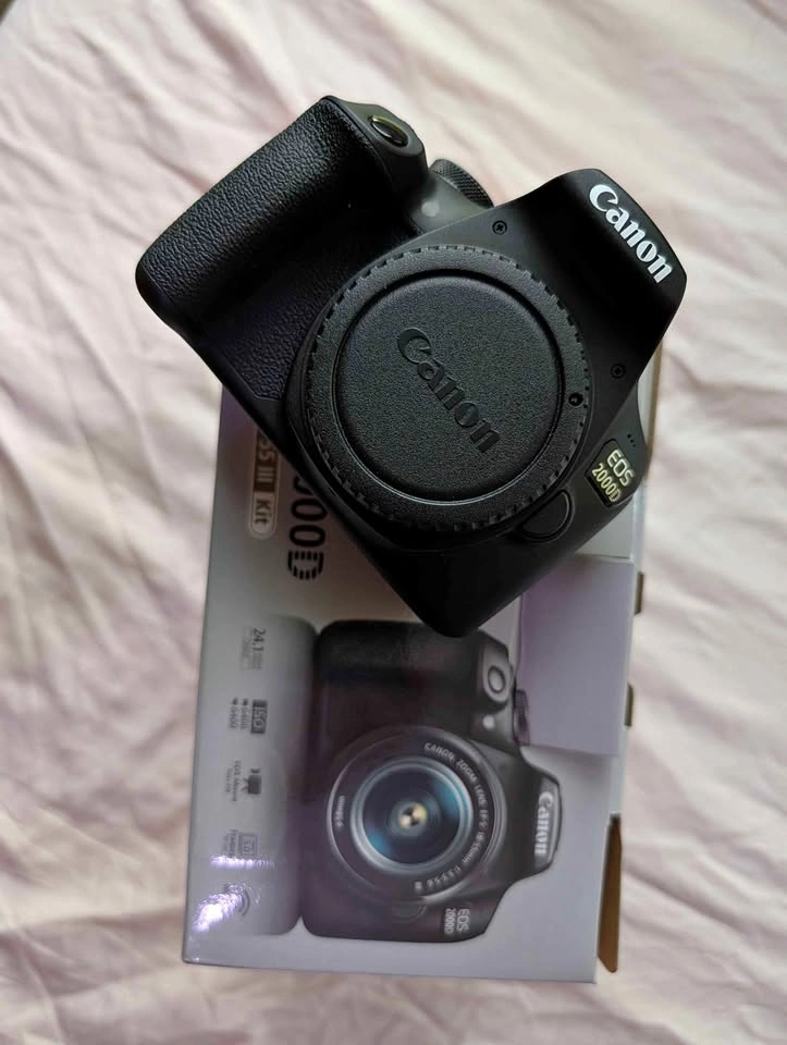 Canon EOS 2000D + kit