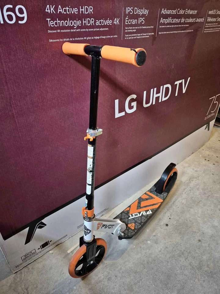Huffy Pivot Folding Scooter - Large 200mm Wheels - Orange/Black