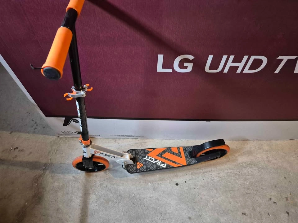 Huffy Pivot Folding Scooter - Large 200mm Wheels - Orange/Black - photo 3
