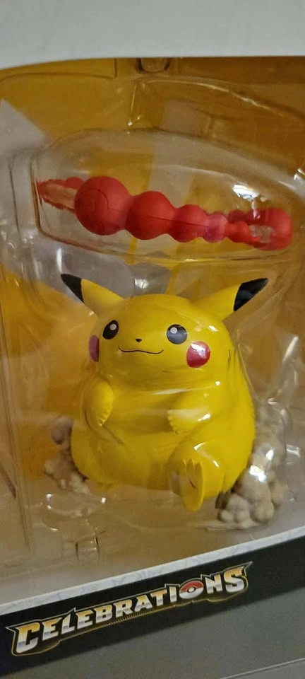 Pokémon TCG: Celebrations Premium Figure (Pikachu VMAX)