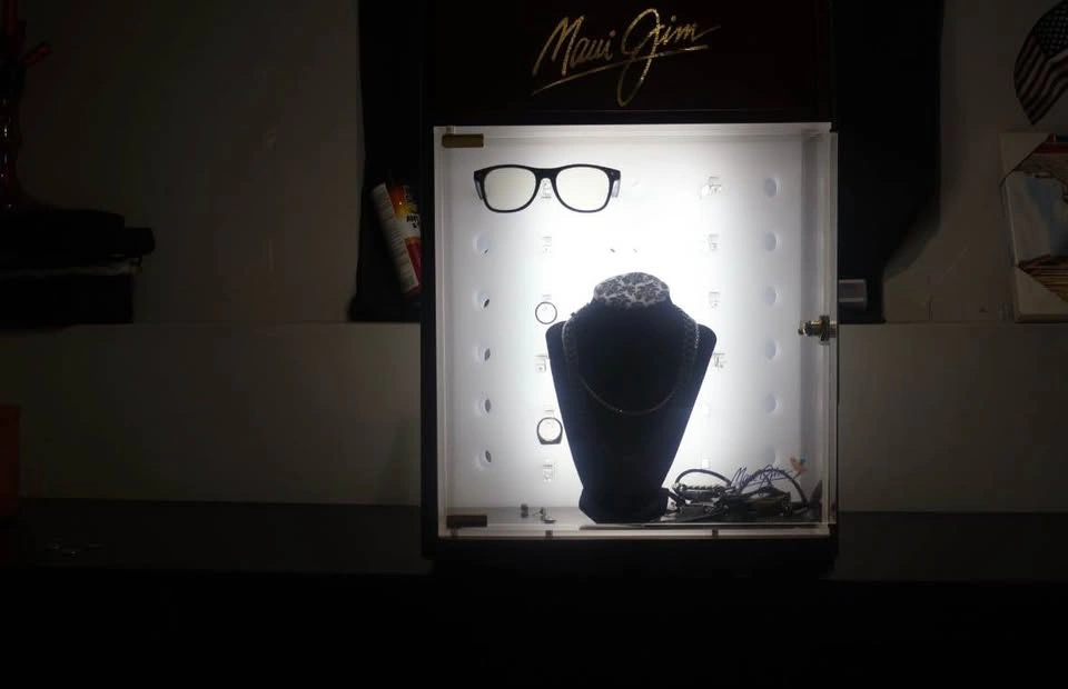 Glasses Display Unit w LED Lights Accepting offers - photo 4