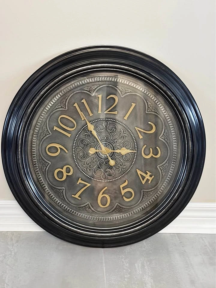 23" Round Black Frame Gold Numerical Clock