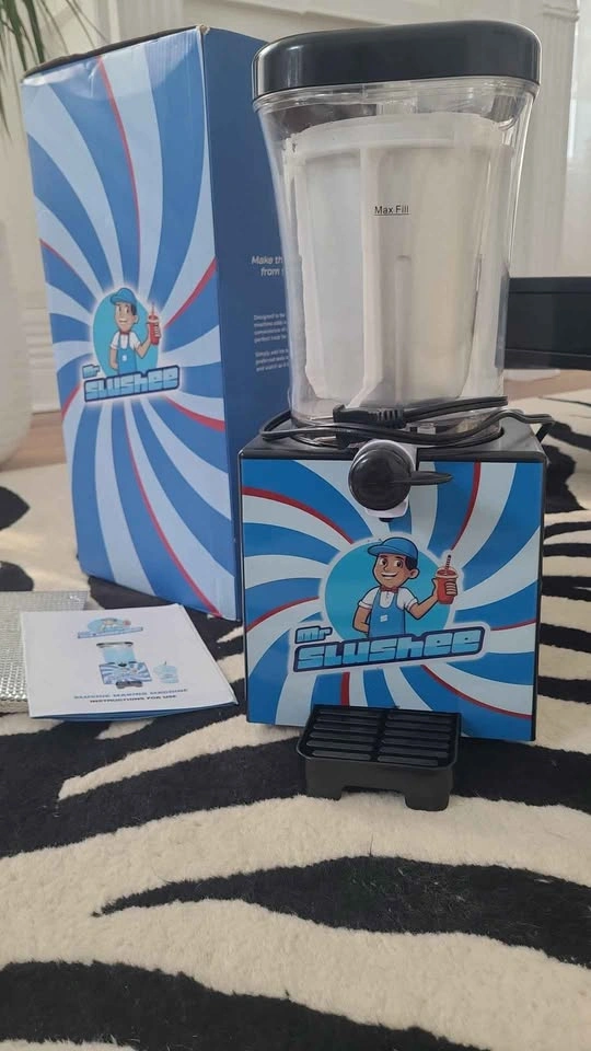 MR. SLUSHEE frozen drink and ice cold treat maker - like NEW wit - photo 2
