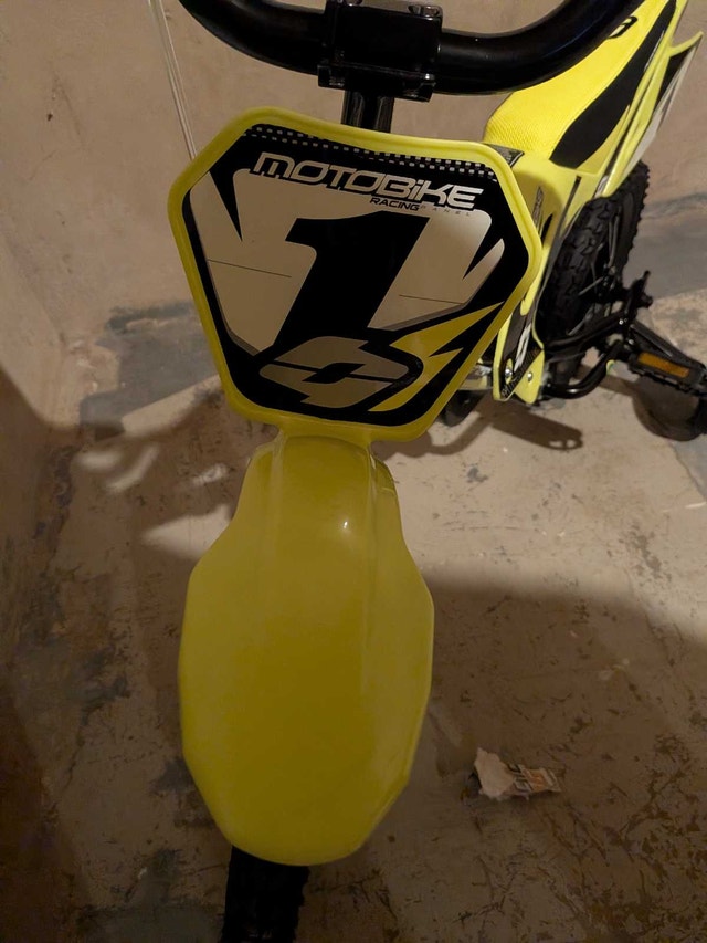 Hyper Bicycles 12" Motobike Kids Bike w/ Training Wheels - photo 4