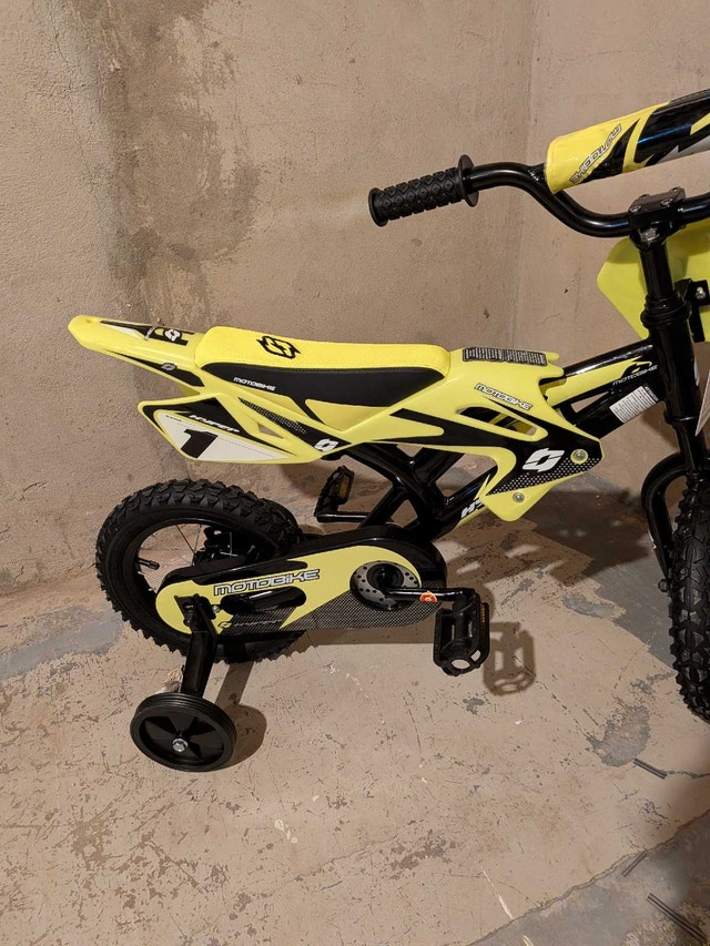 Hyper Bicycles 12" Motobike Kids Bike w/ Training Wheels - photo 5