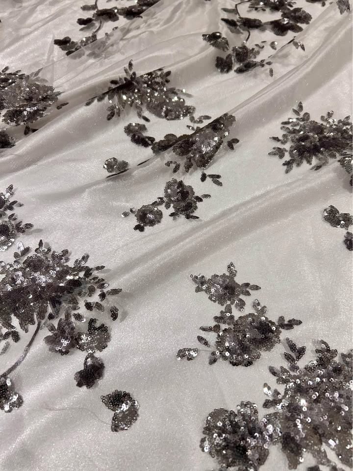 Pewter Sequin Fabric On White Mesh Fabric All 3 Meters - photo 2