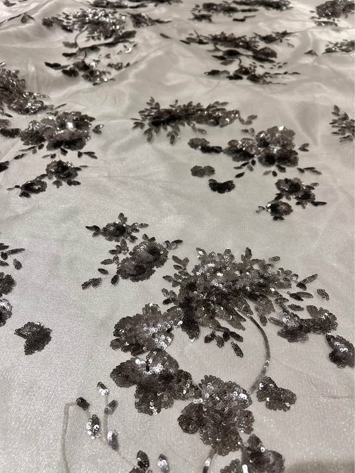 Pewter Sequin Fabric On White Mesh Fabric All 3 Meters - photo 5