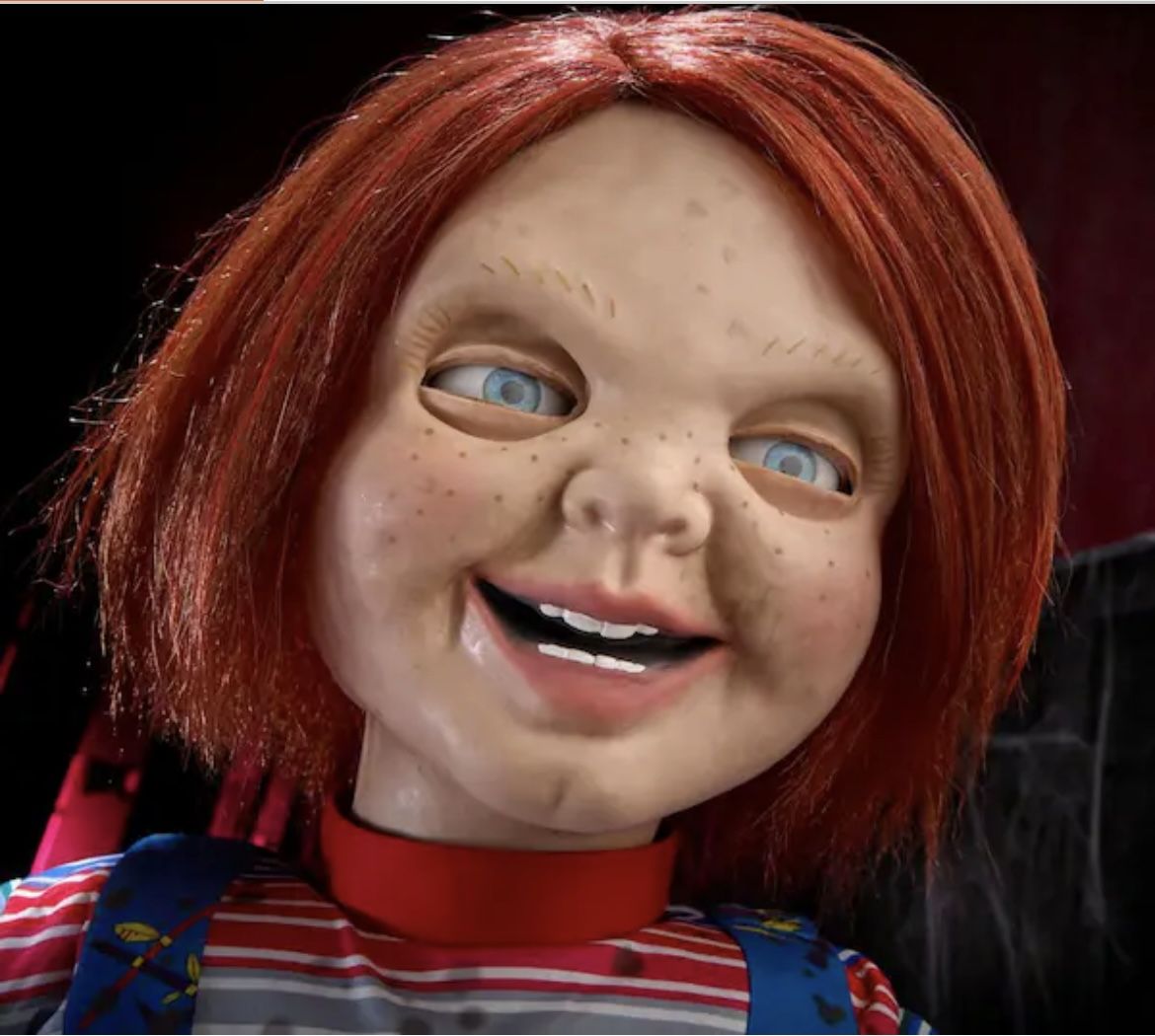 3.5 ft Animated LED Scarred Chucky Figurine - photo 2